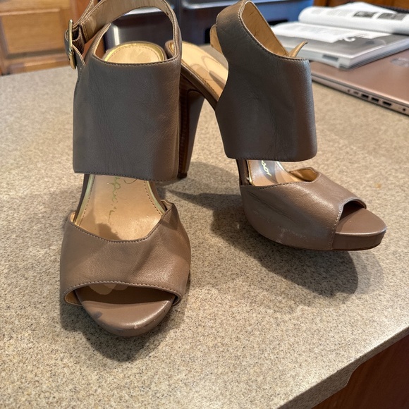 Selling these chic Jessica Simpson heels, size 10! 💃 - Picture 2 of 4